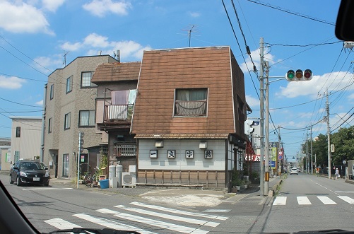 リサイクル屋さんと寿司屋さんの間の道